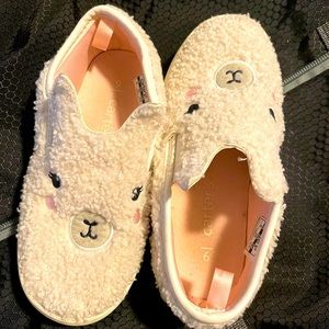 🎈Carter’s soft bunny slip ons, sz 9